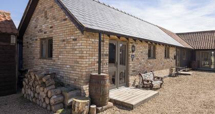 Stylish Studio, courtyard views, countryside location, 20 mins to Cambridge