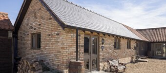 Stylish Studio, courtyard views, countryside location, 20 mins to Cambridge