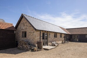 Exterior - Stylish Studio, courtyard views, countryside location, 20 mins to Cambridge (Royston)