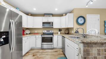 Frigorifero, microonde, forno, piano cottura