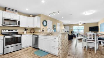 Frigorifero, microonde, forno, piano cottura