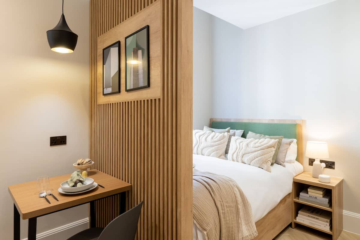 Studio | 4 bedrooms, desk