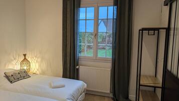 4 bedrooms, iron/ironing board, WiFi, bed sheets