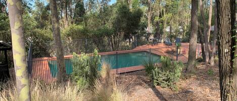 Kolam renang outdoor, dengan kursi berjemur