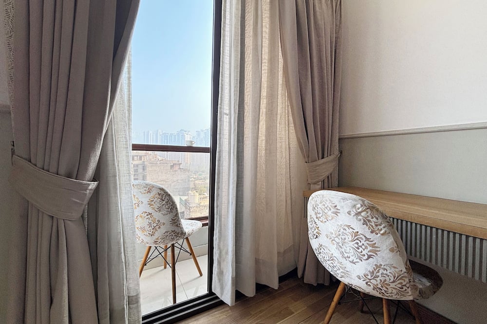 Hotel Emerald Suites & Banquet