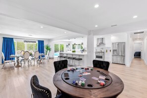 Dining - Perry's Paradise – Palm Springs Resort Retreat (Palm Springs)