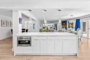 Interior - Perry's Paradise – Palm Springs Resort Retreat (Palm Springs)