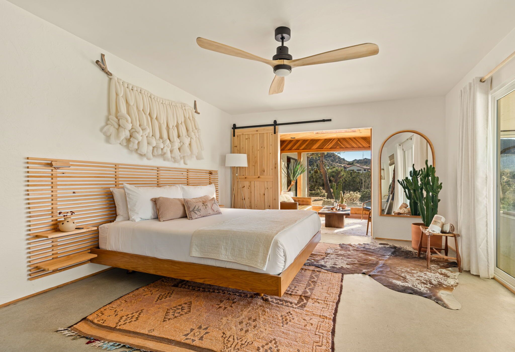 3 habitaciones, escritorio y tabla de planchar con plancha 