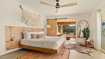 3 habitaciones, escritorio y tabla de planchar con plancha