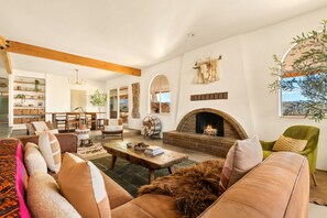 Una televisión, una chimenea, un reproductor estéreo, una oficina