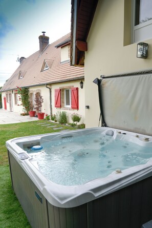 Bain à remous extérieur