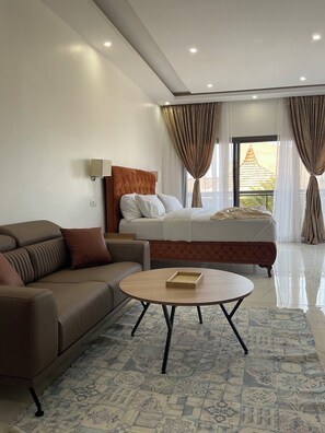 Down comforters, Tempur-Pedic beds, in-room safe, individually decorated - Bi Hotel SARL (Dakar)