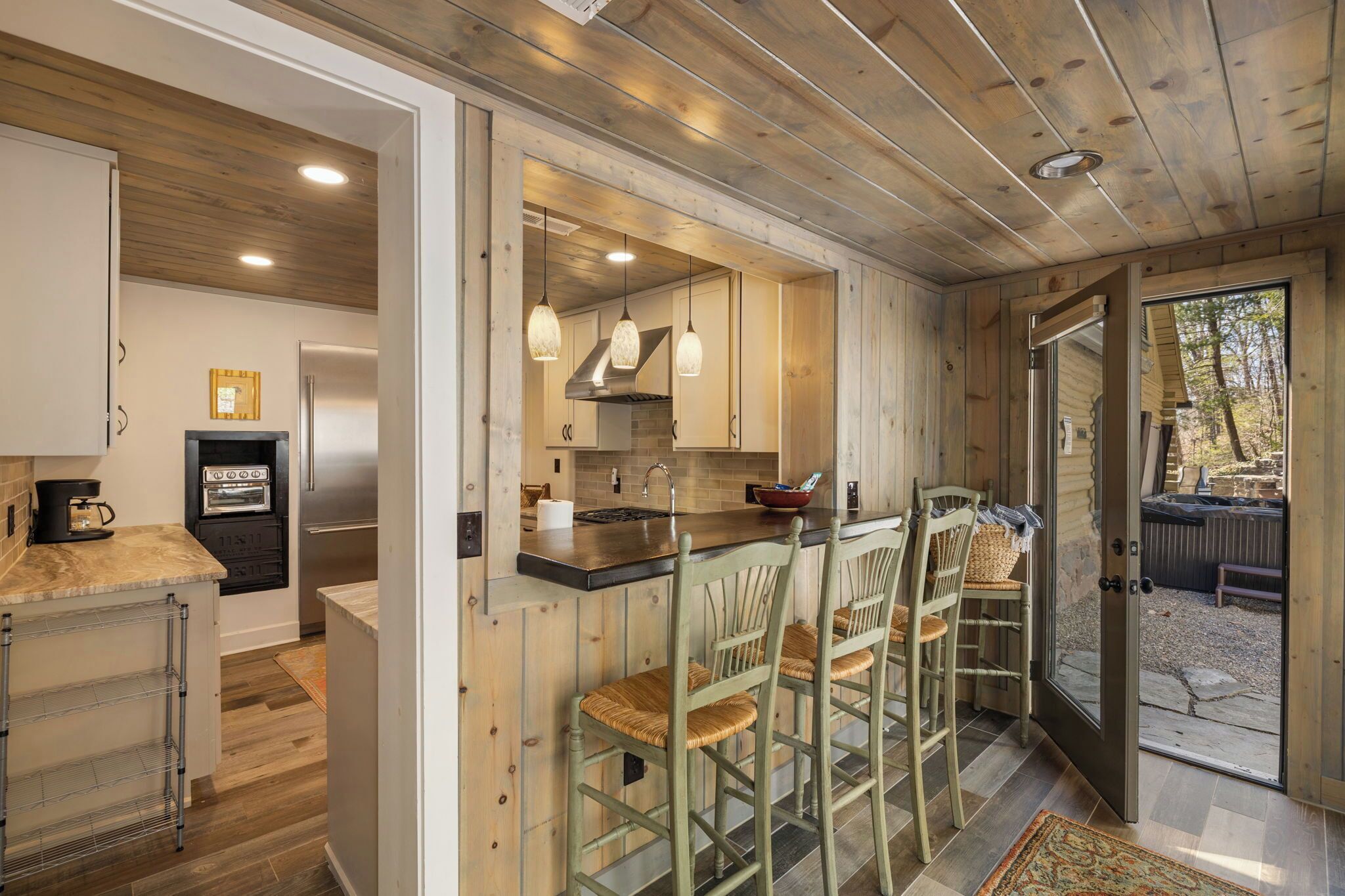 Réfrigérateur, four à micro-ondes, un four, surface de cuisson