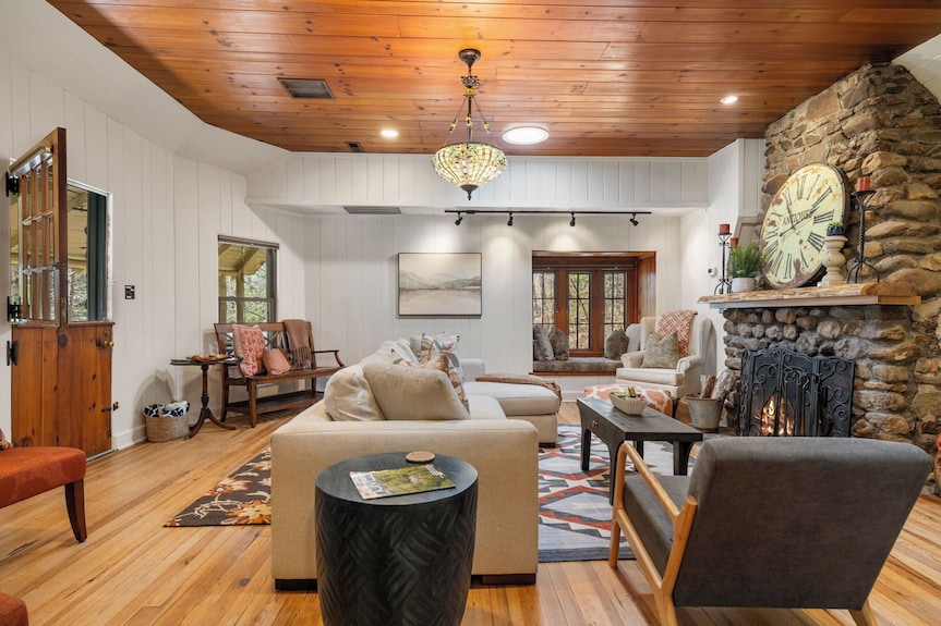Hottub/arcade/historic Cabin/mins To Avl & Wvl - Weaverville, NC