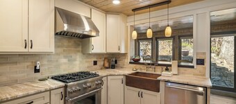 Hottub/Arcade/Historic Cabin/Mins to AVL & WVL