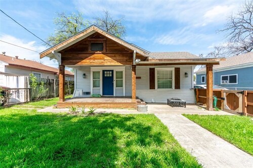 Chic 2-bedroom apartment with WiFi, AC in vibrant Dallas