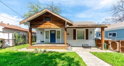 Chic 2-bedroom apartment with WiFi, AC in vibrant Dallas