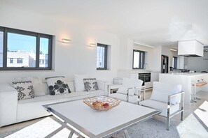 TV, peis, stereoanlegg og kontorer