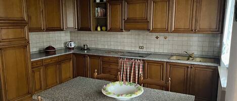 Frigorifero, microonde, piano cottura, bollitore elettrico