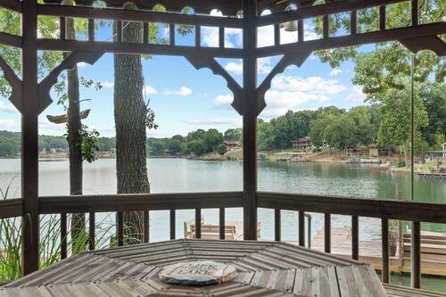 Mid-Century Lake House | Hot Tub | Dog Friendly