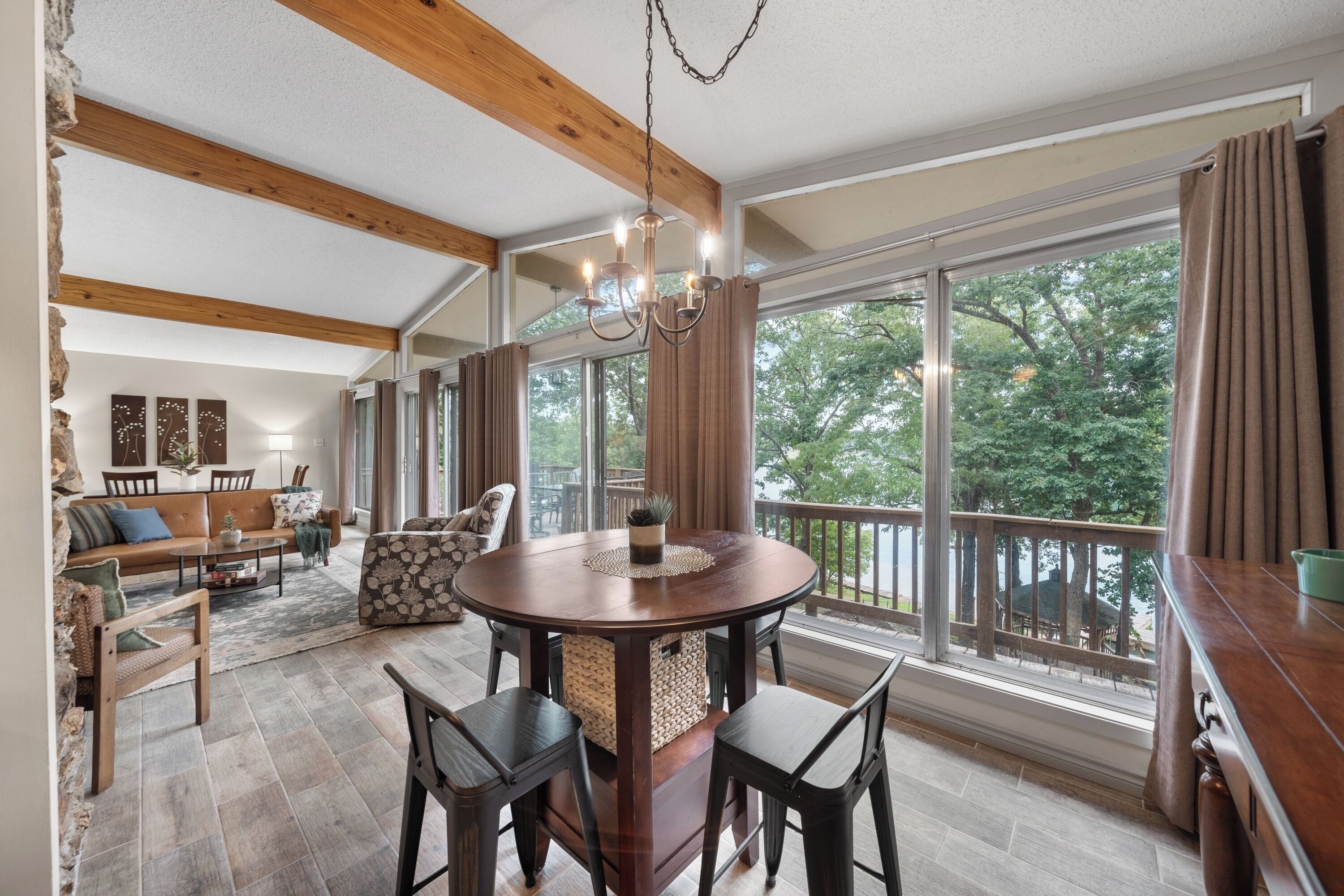 Smart-TV, peis og bøker