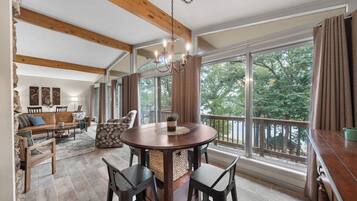 Smart-TV, peis og bøker