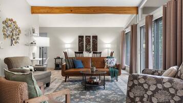 Een smart-tv, een open haard en boeken