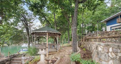 Mid-Century Lakefront Home, Dog-Friendly with Hot Tub