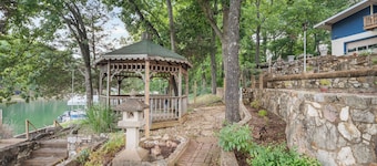 Mid-Century Lakefront Home, Dog-Friendly with Hot Tub