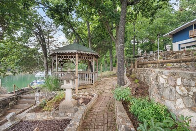 Mid-Century Lakefront Home, Dog-Friendly with Hot Tub