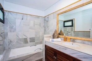 Hair dryer, towels, soap, toilet paper - Domus Vulcani Villa Lotus (Montaña Roja)