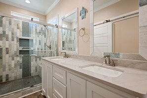 Shower - NAUTI BY NATURE - Hot Tub in deck, fenced yard, close to beach! (Crystal Beach)