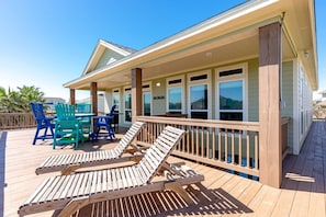 Outdoor dining - NAUTI BY NATURE - Hot Tub in deck, fenced yard, close to beach! (Crystal Beach)