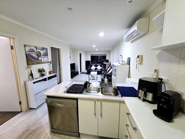 Kühlschrank, Mikrowelle, Ofen, Herdplatte