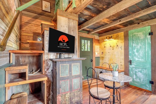 Charming Treehouse Stay Near Lake & Stargazing