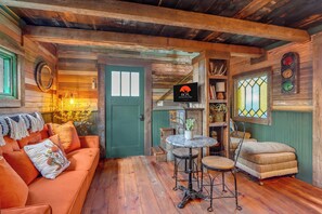 TV - Charming Treehouse Stay Near Lake & Stargazing (Lampasas)