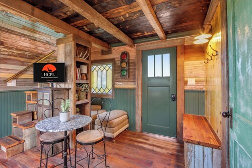 Charming Treehouse Stay Near Lake & Stargazing