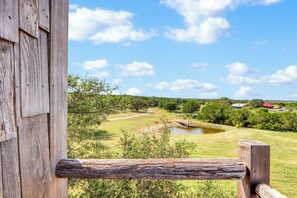 Property grounds - Charming Treehouse Stay Near Lake & Stargazing (Lampasas)
