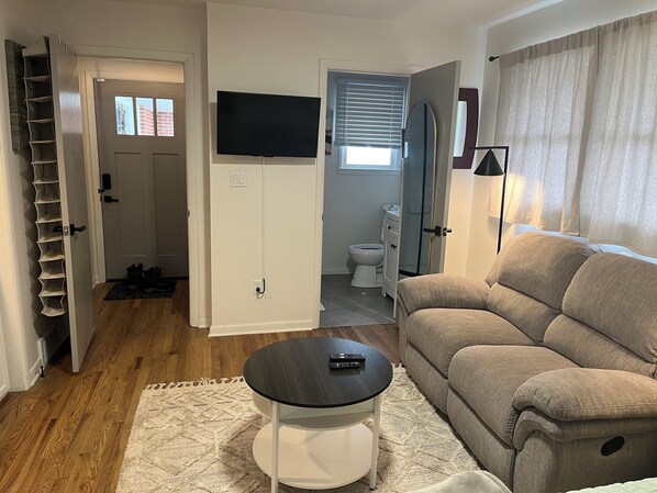 Living area - Studio Near Downtown Columbus (Columbus)