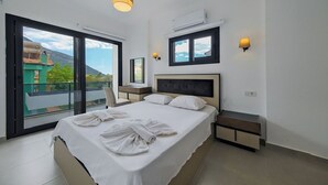 Une chambre moderne avec un grand lit, un balcon et une vue sur la ville.