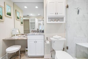 Douche, séchoir à cheveux, serviettes fournies