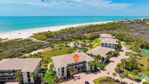 Een resort met meerdere gebouwen, een strand en een golfbaan.