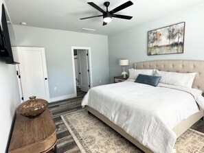 3 habitaciones, tabla de planchar con plancha, wifi y ropa de cama 