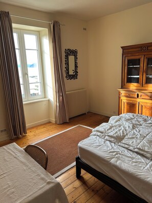 8 bedrooms, iron/ironing board, travel cot, free WiFi - Seafront family home - Waterfront - Sleeps 14 (Crozon)