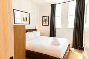 2 slaapkamers, een bureau, een strijkplank/strijkijzer, reisbedje