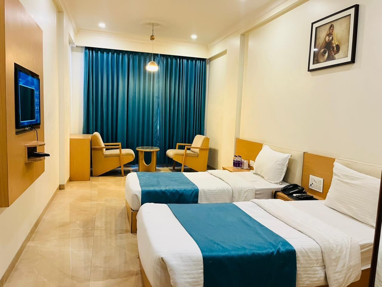 Executive Double or Twin Room, Mixed Dorm | In-room safe, desk, laptop workspace, blackout drapes