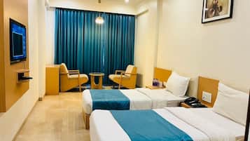 Executive Double or Twin Room, Mixed Dorm | In-room safe, desk, laptop workspace, blackout drapes