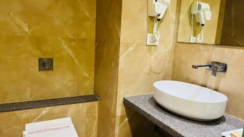 Douche, articles de toilette gratuits, chaussons, savon