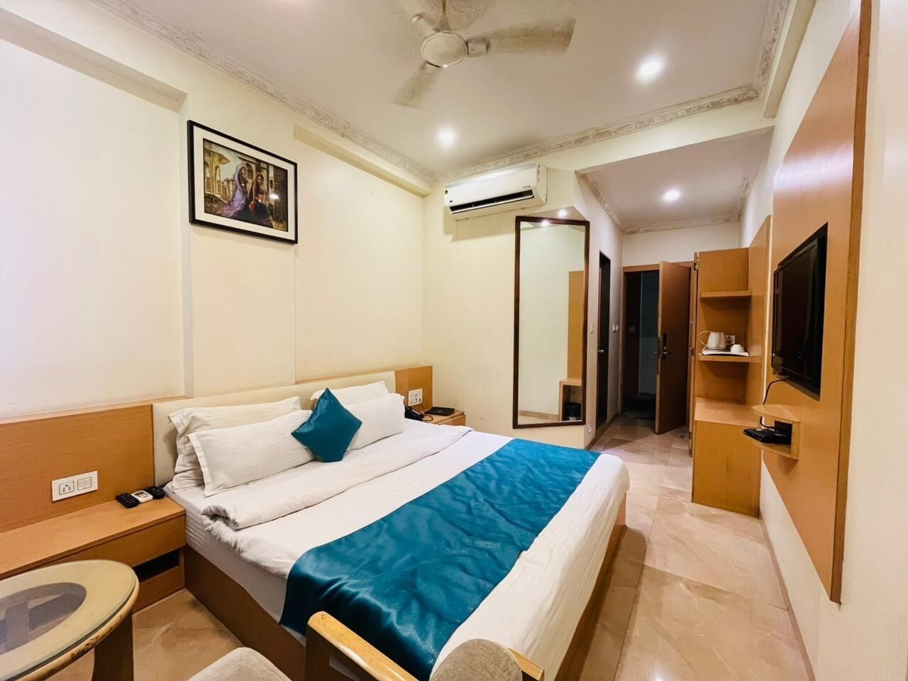 Deluxe-rum | Värdeförvaringsskåp på rummet, skrivbord och arbetsyta för laptop