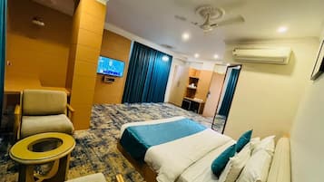 Brankas, meja kerja, ruang kerja ramah laptop, dan tirai kedap cahaya